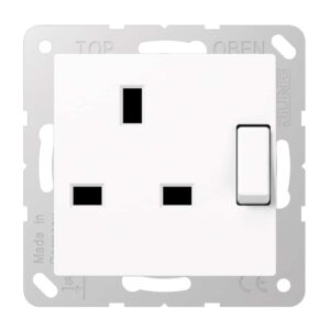 Abschaltbare Steckdose British Standard, 13 A 250 V ~, Schraubklemmen BS 1363-1, 4 mm2, ohne Krallen, integrierter erhöhter Berührungsschutz, SAFETY+,, Jung A3171WW
