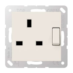 Abschaltbare Steckdose British Standard, 13 A 250 V ~, Schraubklemmen BS 1363-1, 4 mm2, ohne Krallen, integrierter erhöhter Berührungsschutz, SAFETY+,, Jung A3171