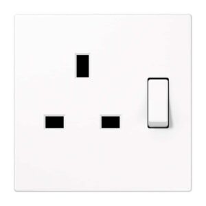 Abschaltbare Steckdose British Standard, 13 A 250 V ~, Schraubklemmen BS 1363-1, 4 mm2, ohne Krallen, integrierter erhöhter Berührungsschutz, SAFETY+,, Jung LS3171WW