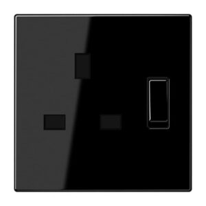 Abschaltbare Steckdose British Standard, 13 A 250 V ~, Schraubklemmen BS 1363-1, 4 mm2, ohne Krallen, integrierter erhöhter Berührungsschutz, SAFETY+,, Jung LS3171SW