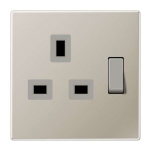 Abschaltbare Steckdose British Standard, 13 A 250 V ~, Schraubklemmen BS 1363-1, 4 mm2, ohne Krallen, integrierter erhöhter Berührungsschutz, SAFETY+,, Jung ES3171