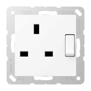 Abschaltbare Steckdose British Standard, 13 A 250 V ~, Schraubklemmen BS 1363-1, 4 mm2, ohne Krallen, integrierter erhöhter Berührungsschutz, SAFETY+,, Jung A3171WWM