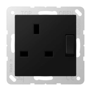 Abschaltbare Steckdose British Standard, 13 A 250 V ~, Schraubklemmen BS 1363-1, 4 mm2, ohne Krallen, integrierter erhöhter Berührungsschutz, SAFETY+,, Jung A3171SWM